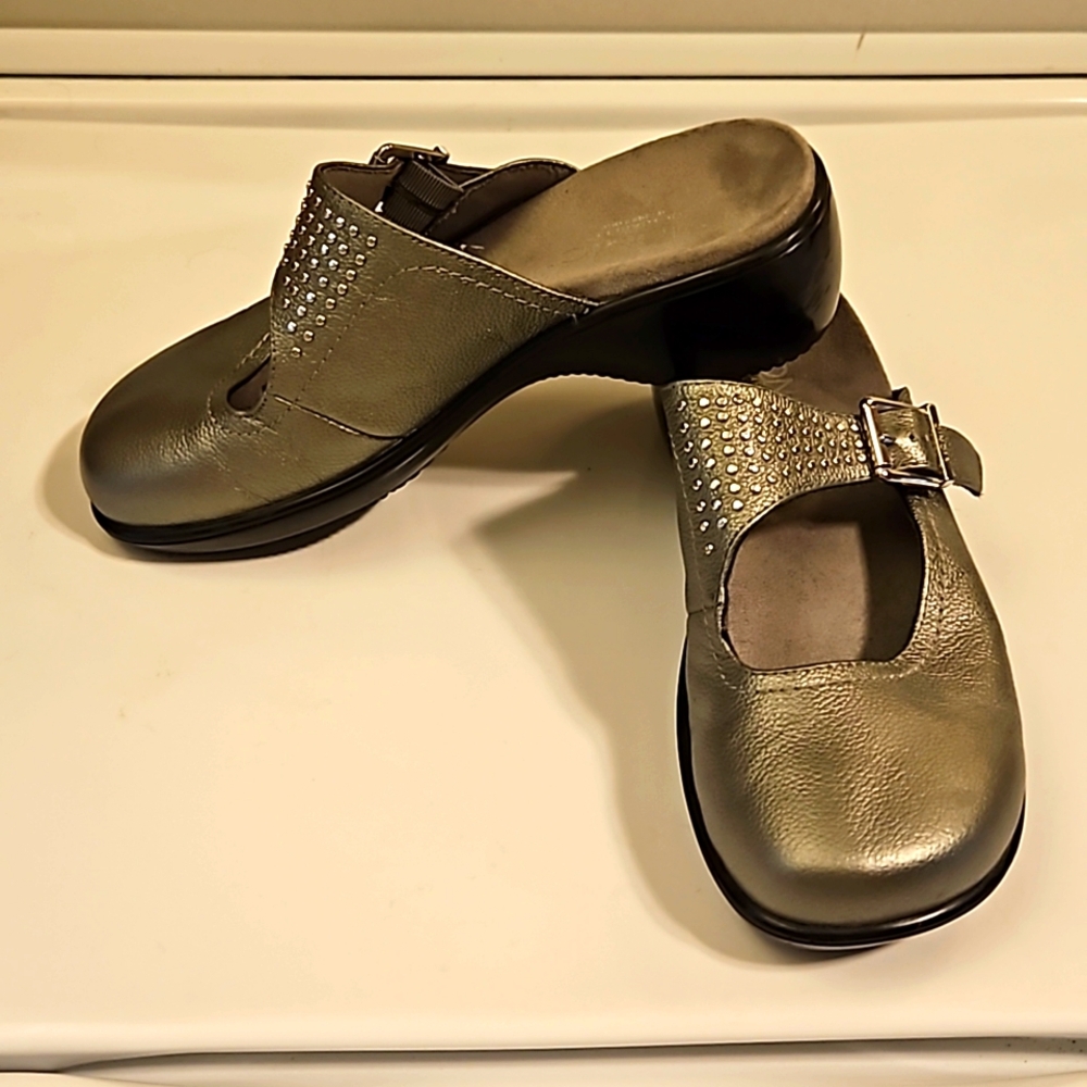 Vionic "Justin" Leather Studded Slip On Clogs Shoes - Picture 2 of 6